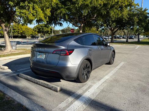 Used 2025 Tesla Model Y Long Range image 5
