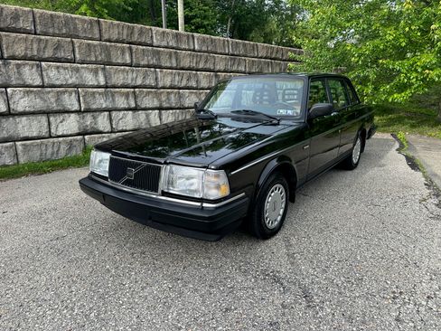 Used 1993 Volvo 240 Sedan RWD image 1