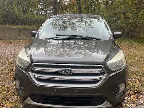 Used 2017 Ford Escape SE image 2