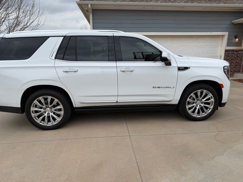 Used 2024 GMC Yukon Denali w/ Denali Reserve Package image 8