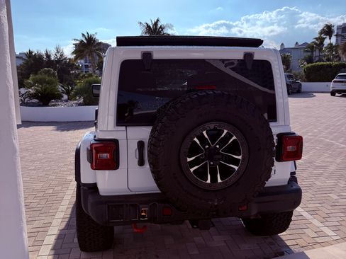 Used 2025 Jeep Wrangler Unlimited Rubicon image 16