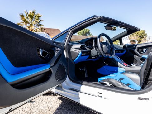 Used 2022 Lamborghini Huracan EVO image 14