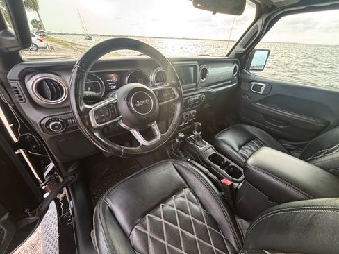Used 2019 Jeep Wrangler Unlimited Sahara AWD/4WD image 32