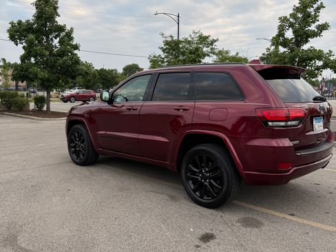 Used 2018 Jeep Grand Cherokee Altitude AWD/4WD image 2