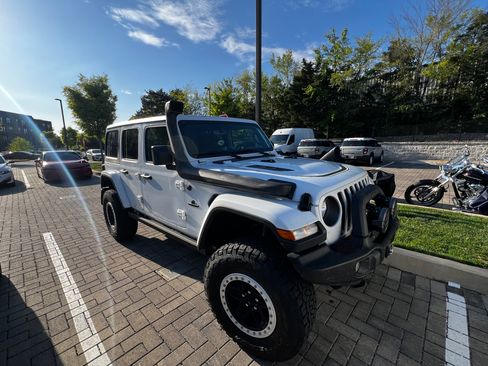 Used 2023 Jeep Wrangler Unlimited Rubicon w/ Cold Weather Group AWD/4WD image 10