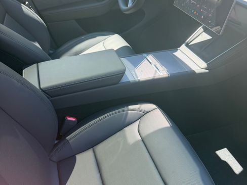 Used 2026 Tesla Model Y Long Range RWD image 2