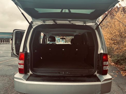 Used 2011 Jeep Liberty Sport image 12