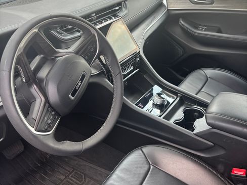 Used 2025 Jeep Grand Cherokee L Limited w/ Luxury Tech Group II image 6