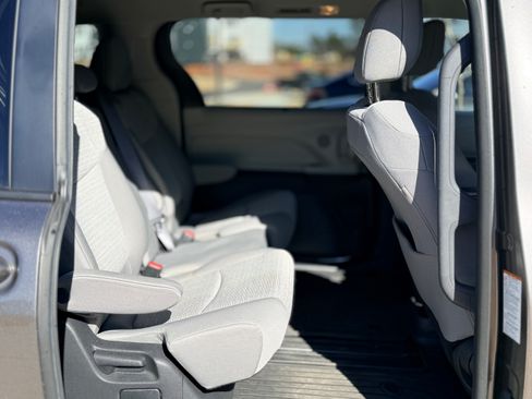 Used 2022 Toyota Sienna LE image 10