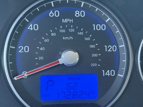 Used 2011 Hyundai Santa Fe GLS image 9