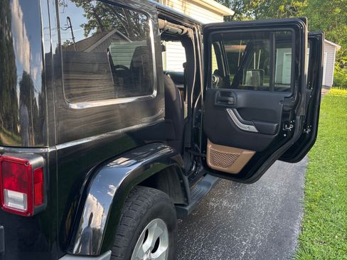Used 2013 Jeep Wrangler Unlimited Sahara w/ Connectivity Group AWD/4WD image 5