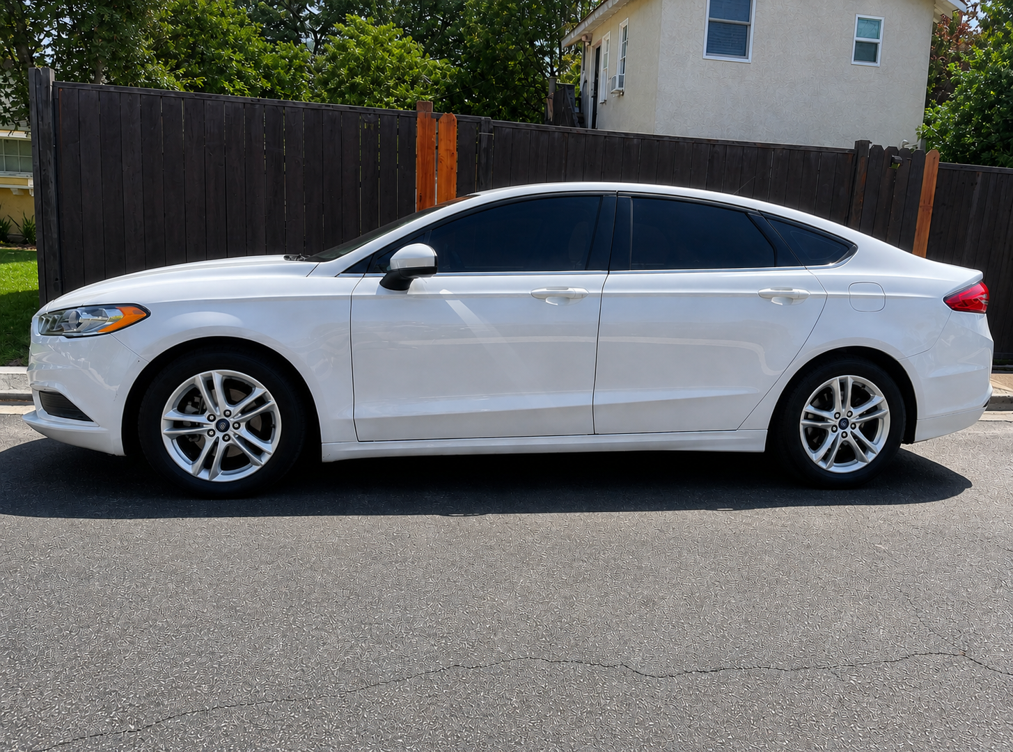 Used 2018 Ford Fusion SE w/ Fusion SE Technology Package FWD image 6