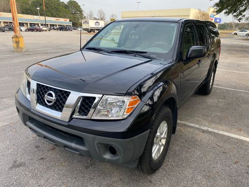 Used 2019 Nissan Frontier SV image 1