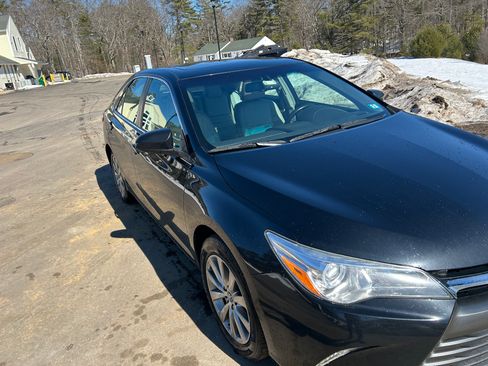 Used 2017 Toyota Camry XLE w/ Moonroof Package image 8