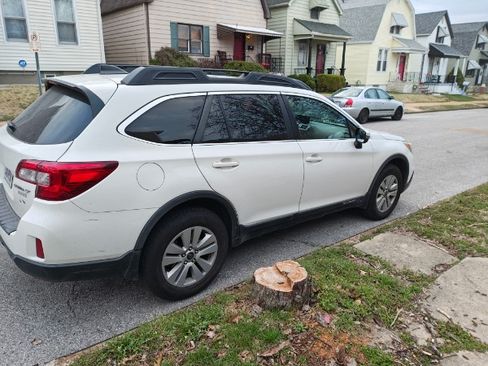 Used 2017 Subaru Outback 2.5i Premium image 11