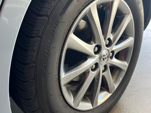 Used 2011 Toyota Camry Hybrid Sedan 4D image 18