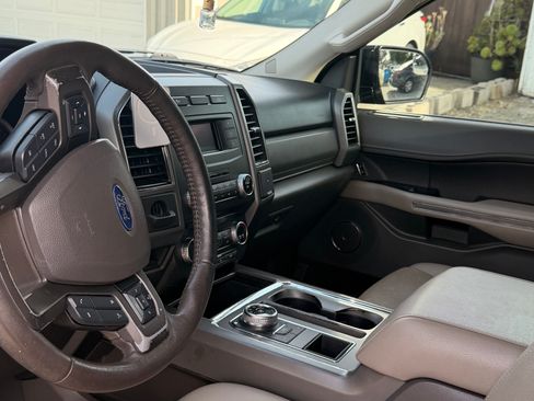Used 2018 Ford Expedition XLT w/ Equipment Group 201A RWD image 16