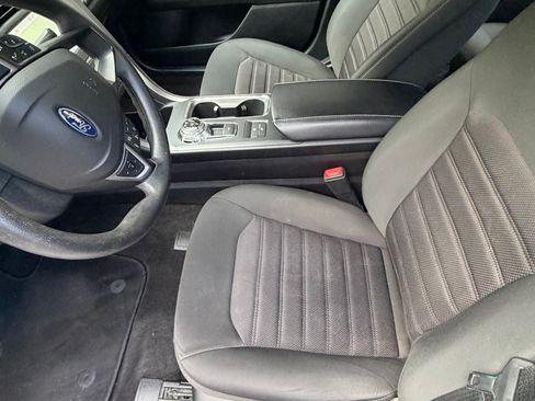 Used 2020 Ford Fusion SE image 2