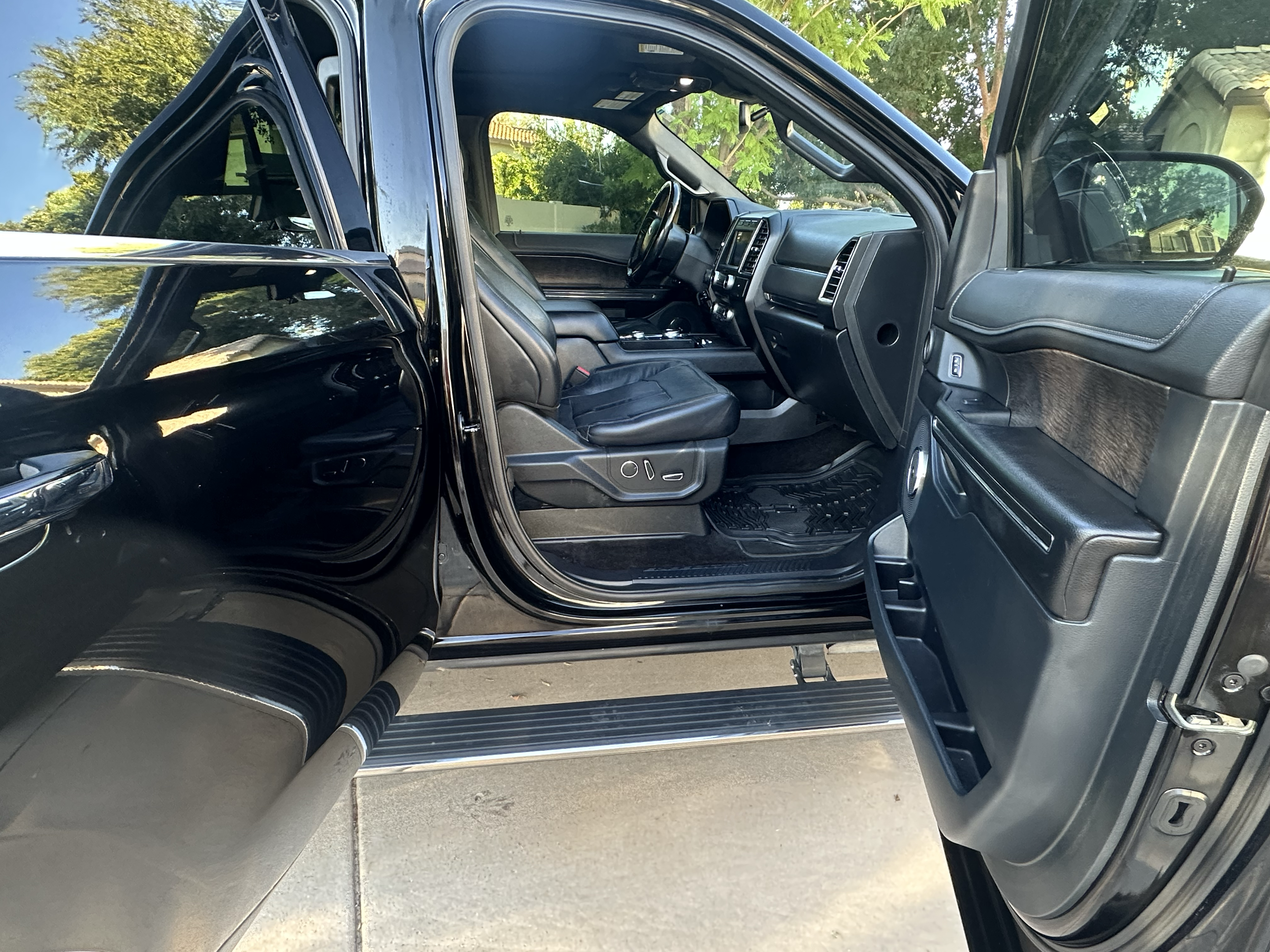 Used 2018 Ford Expedition Limited w/ Equipment Group 301A AWD/4WD image 15