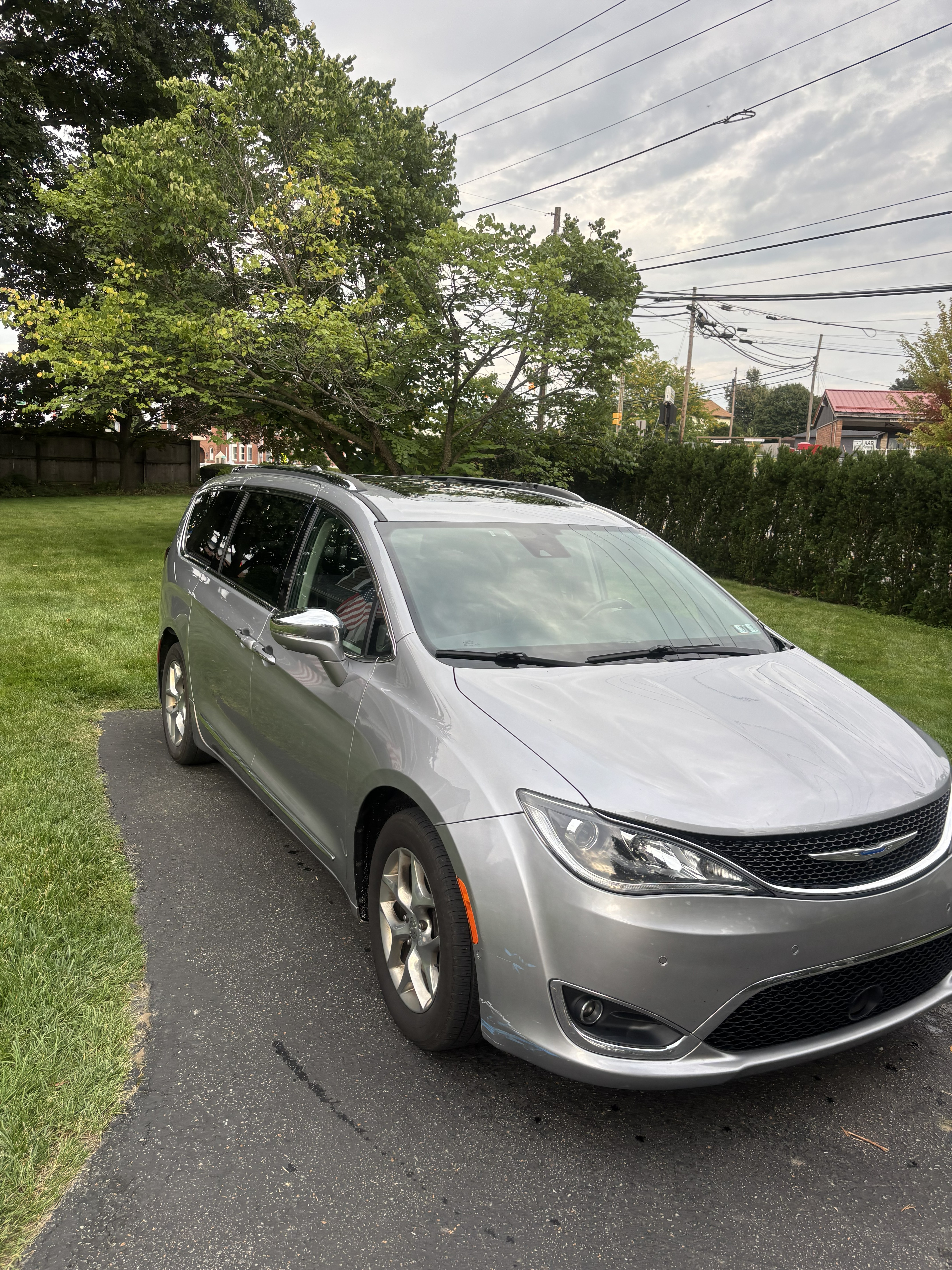 Used 2018 Chrysler Pacifica Limited w/ Advanced Safetytec Group FWD image 11