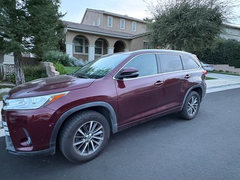 Used 2017 Toyota Highlander XLE image 1