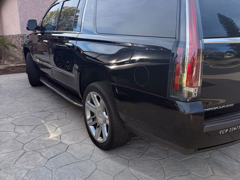 Used 2019 Cadillac Escalade ESV Luxury RWD image 5