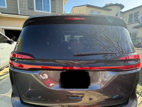 Used 2023 Chrysler Pacifica Limited w/ Uconnect Theater Family Group image 28