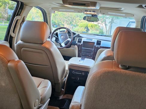 Used 2009 Cadillac Escalade Luxury image 6