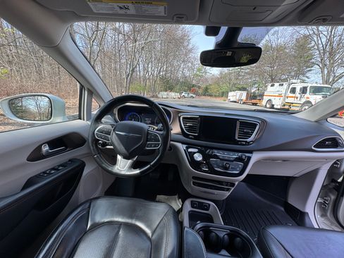 Used 2017 Chrysler Pacifica Touring-L Plus w/ Advanced Safetytec Group image 18