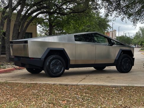 Used 2025 Tesla Cybertruck AWD Crew Cab image 23