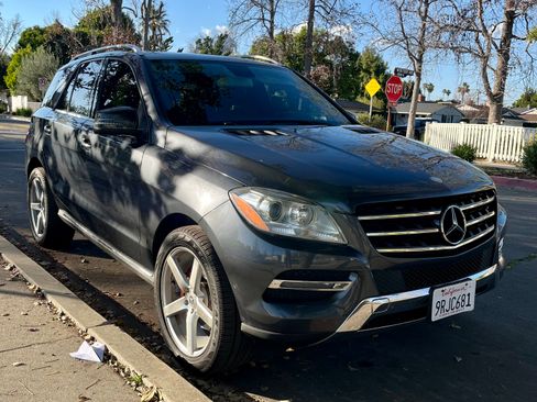 Used 2013 Mercedes-Benz ML 350 ML 350 Sport Utility 4D image 4
