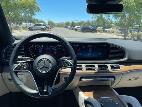 Used 2025 Mercedes-Benz GLS 450 4MATIC image 24