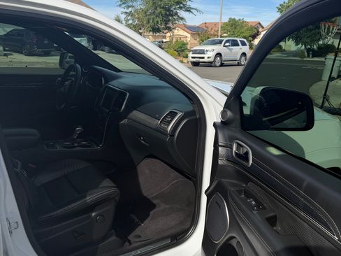 Used 2017 Jeep Grand Cherokee SRT image 10