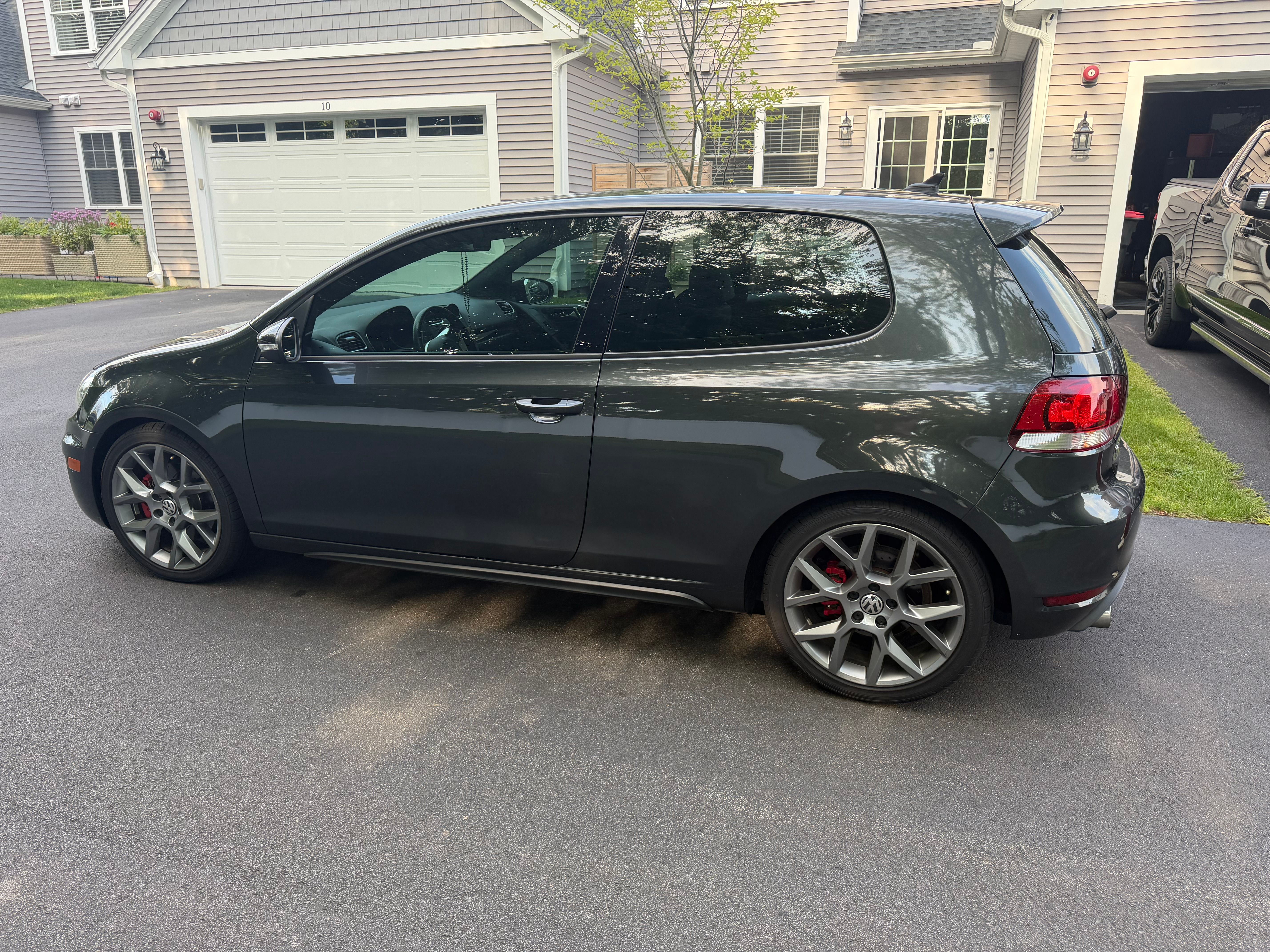 Used 2011 Volkswagen Golf 2-Door FWD image 2