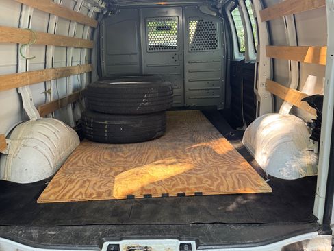 Used 2018 Chevrolet Express 2500 w/ Driver Convenience Package RWD image 8