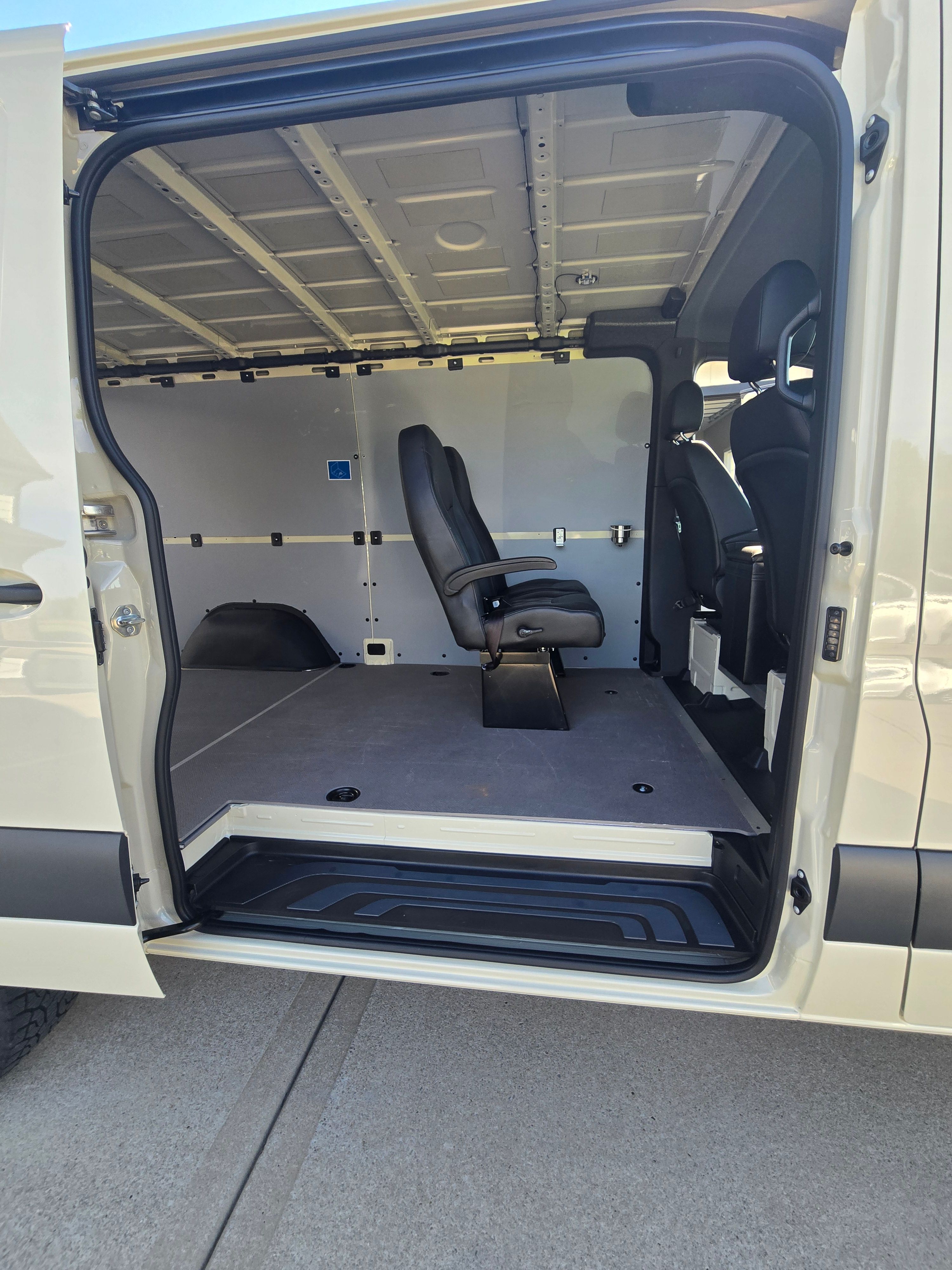 Used 2022 Mercedes-Benz Sprinter 2500 image 14