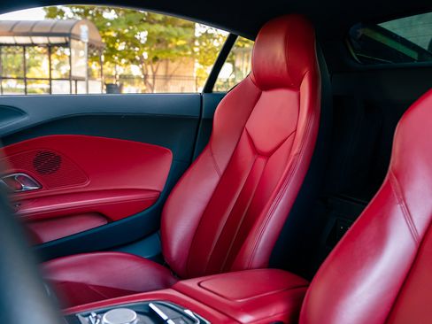 Used 2018 Audi R8 V10 w/ Premium Package RWD image 13