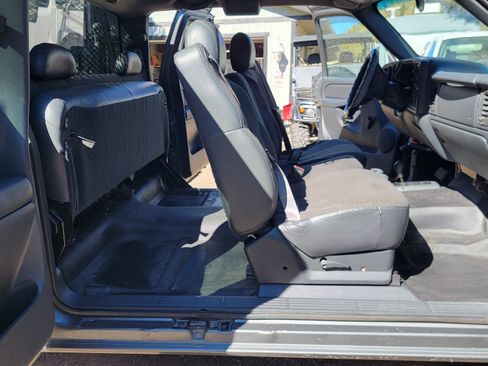 Used 2001 Chevrolet Silverado 1500 LS w/ Exterior Appearance Pkg image 16