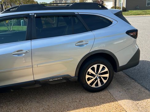 Used 2020 Subaru Outback Premium image 9
