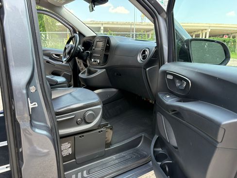 Used 2016 Mercedes-Benz Metris Passenger image 5