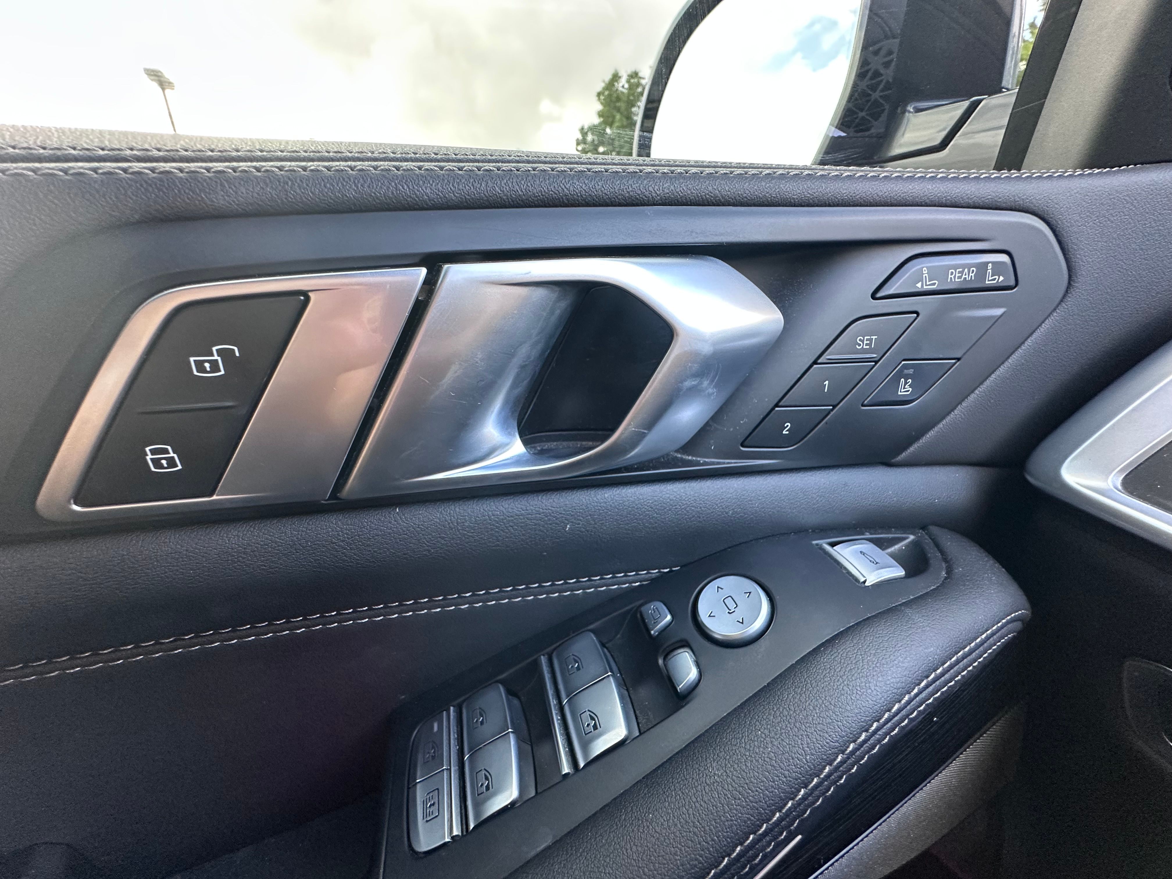 Used 2024 BMW X7 xDrive40i w/ M Sport Package AWD/4WD image 6