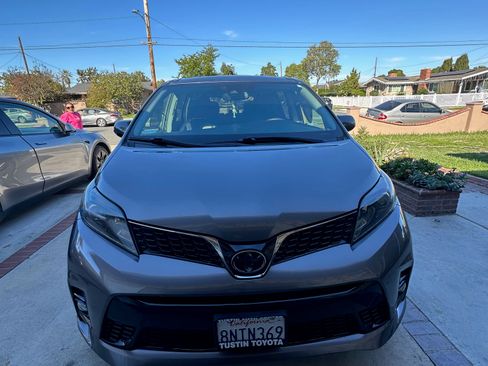 Used 2020 Toyota Sienna SE Premium image 8