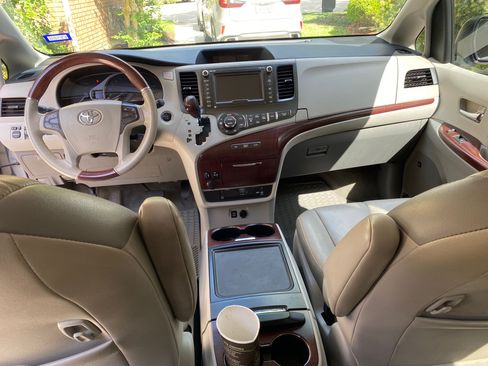 Used 2014 Toyota Sienna Limited w/ Limited Premium Package FWD image 6