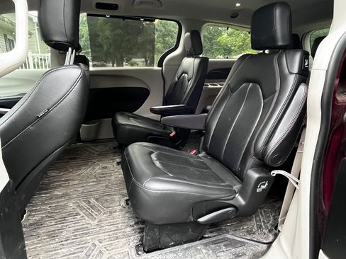 Used 2018 Chrysler Pacifica Touring-L FWD image 16