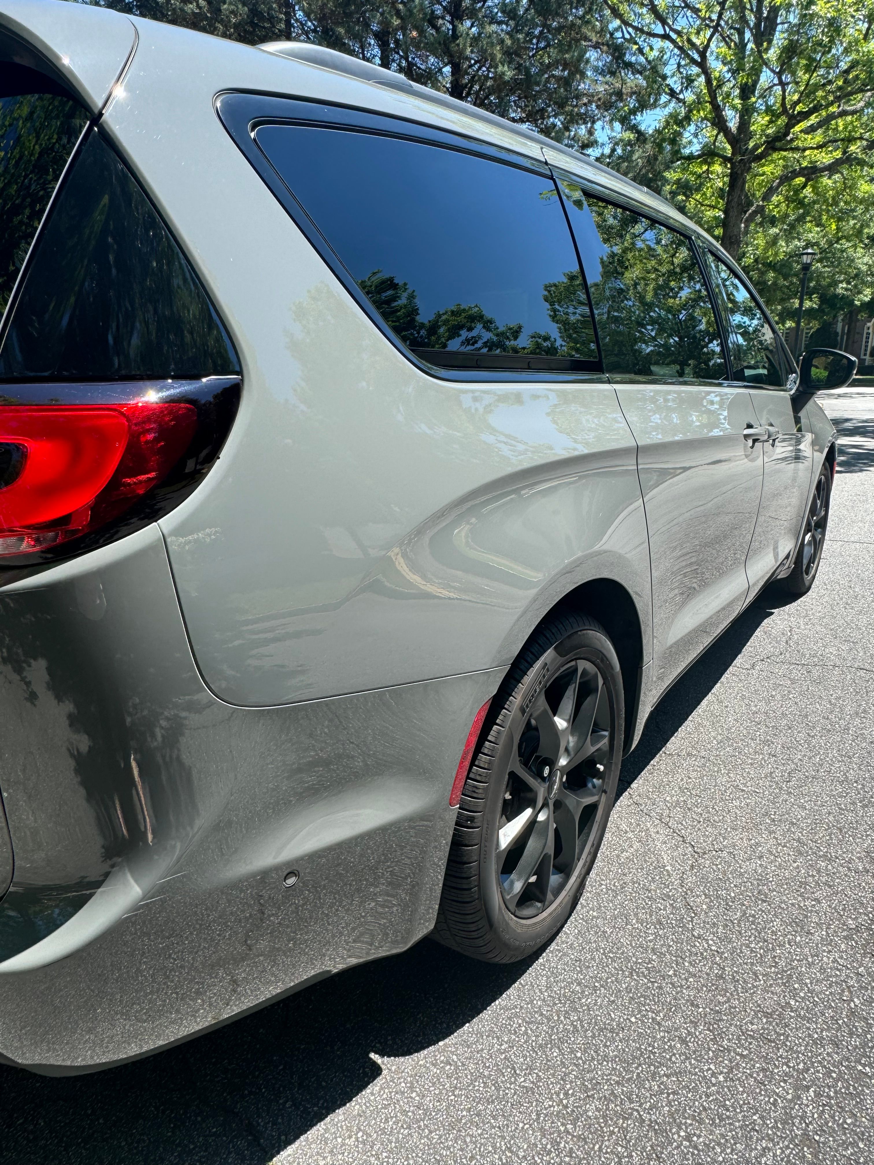 Used 2023 Chrysler Pacifica Touring-L w/ S Appearance Package FWD image 6