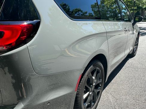 Used 2023 Chrysler Pacifica Touring-L w/ S Appearance Package image 6