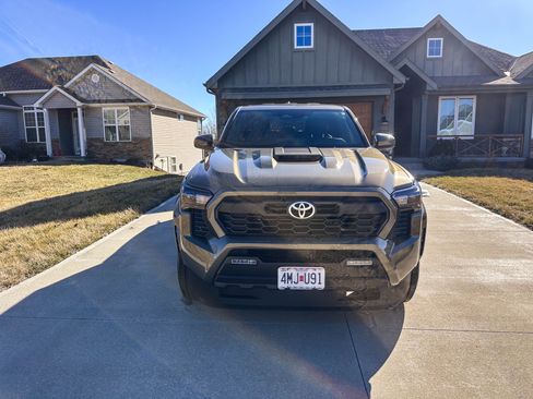 Used 2025 Toyota Tacoma TRD Sport image 4
