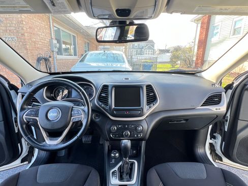 Used 2016 Jeep Cherokee Latitude w/ Cold Weather Group image 19