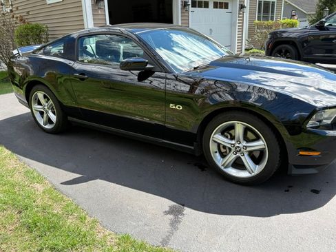 Used 2012 Ford Mustang GT Premium w/ Electronics Pkg RWD image 2