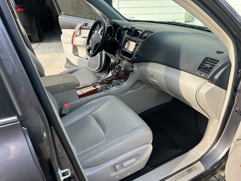 Used 2013 Toyota Highlander Limited image 6